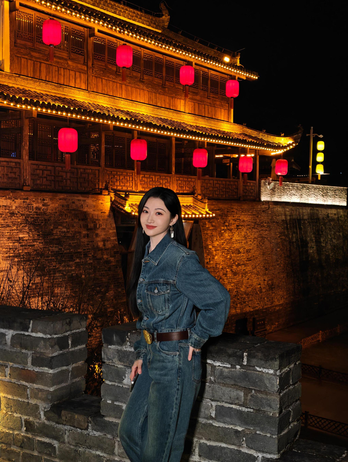 景甜简约牛仔造型亮相立冬大片,笃定眼神诠释时尚态度