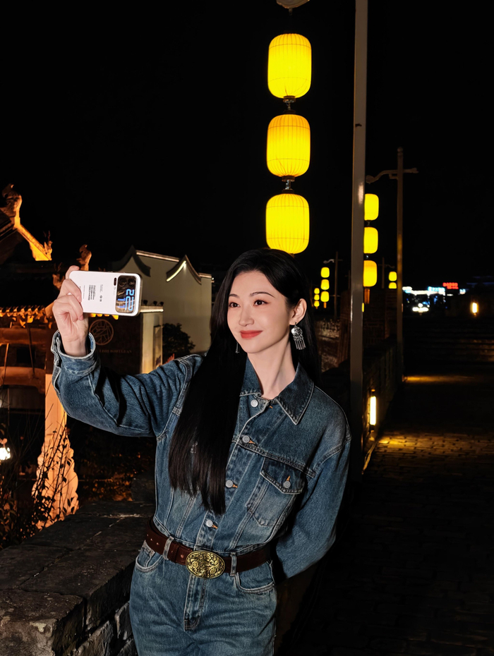 景甜简约牛仔造型亮相立冬大片,笃定眼神诠释时尚态度