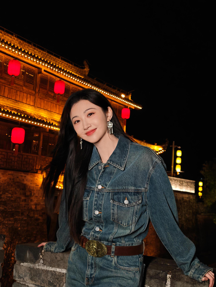 景甜简约牛仔造型亮相立冬大片,笃定眼神诠释时尚态度