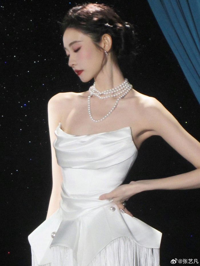 张艺凡低饱和紫调眼影展现清冷灵动反差美