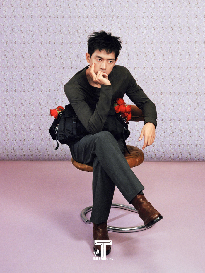 李现登Prada封面展高智感魅力