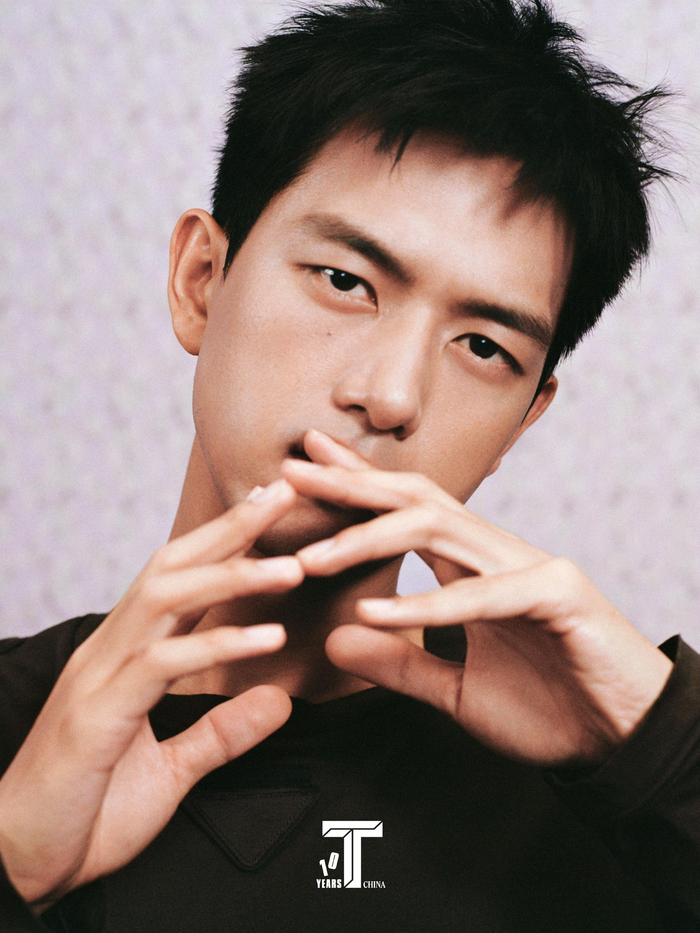 李现登Prada封面展高智感魅力