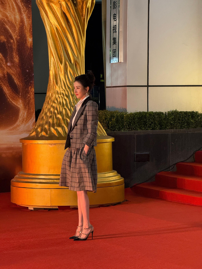 宋祖儿格纹西装裙亮相金树林红毯