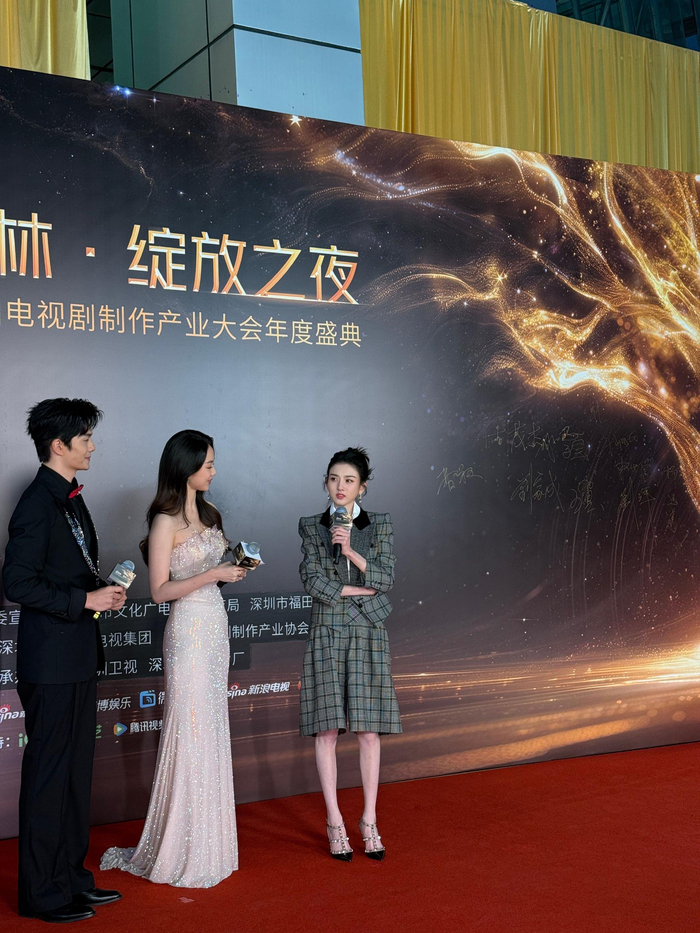 宋祖儿格纹西装裙亮相金树林红毯