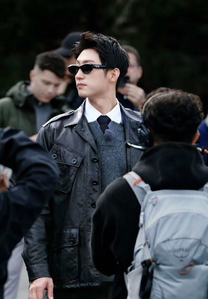 黄景瑜黑色夹克墨镜造型亮相意大利录制现在就出发3