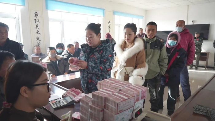 扎鲁特旗土地托管助农增收，农户分红413万元|助农|内蒙古|香山_新浪新闻