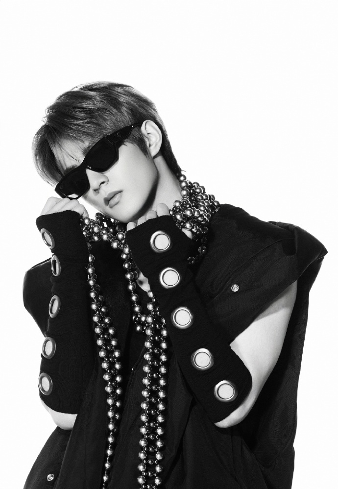 刘耀文新歌SAUCE花絮照曝光,银珠项链造型诠释机器人男友风