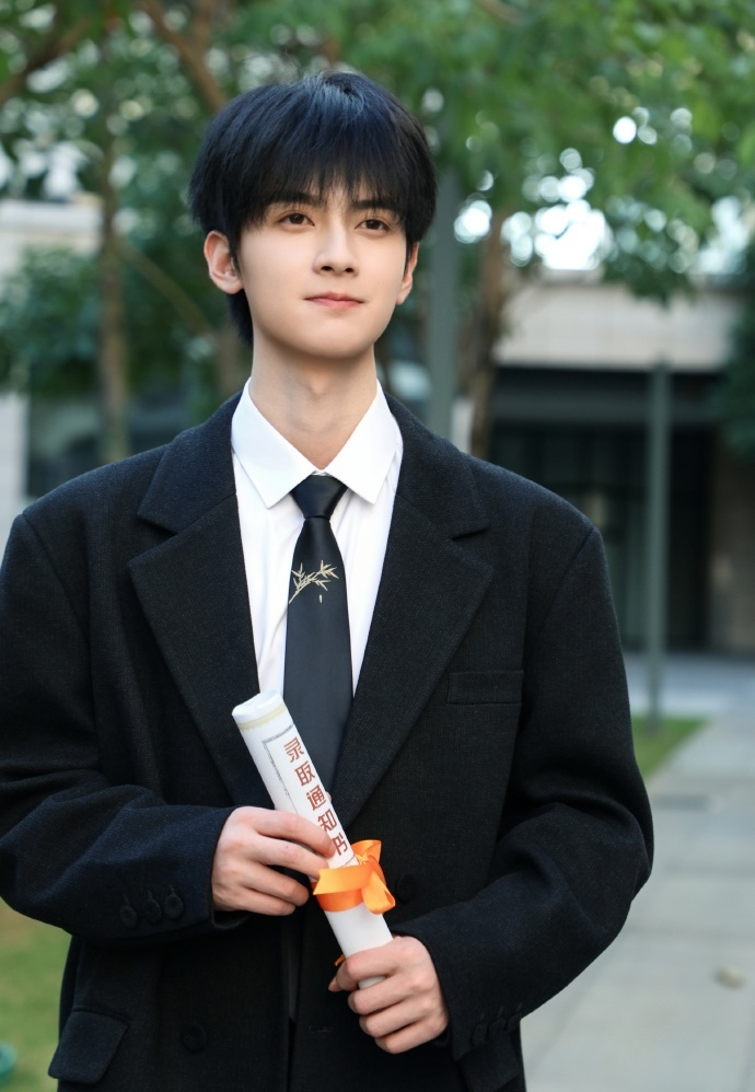 陈鹤一新剧《向明月许愿》开机，再演校园角色李明舟