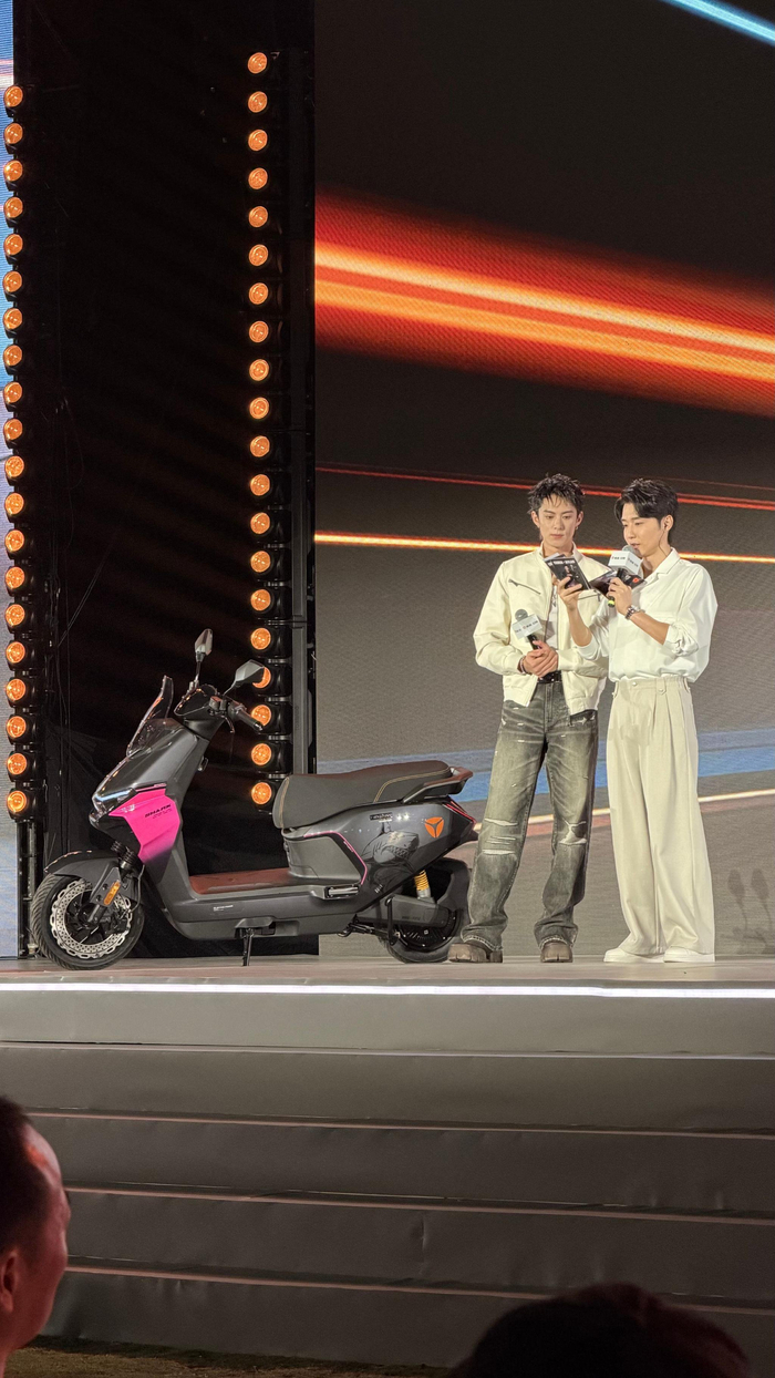 王鹤棣影视飓风雅迪现场抽粉丝合影,全程笑容满分