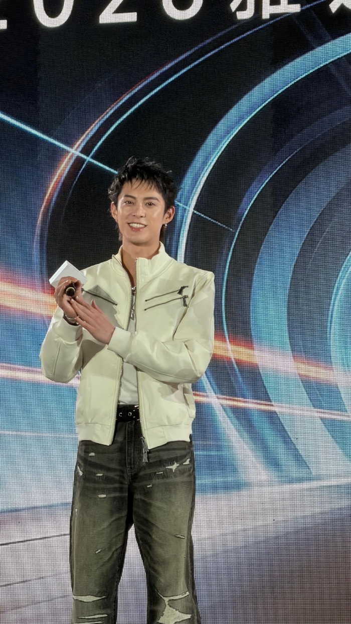 王鹤棣影视飓风雅迪现场抽粉丝合影,全程笑容满分