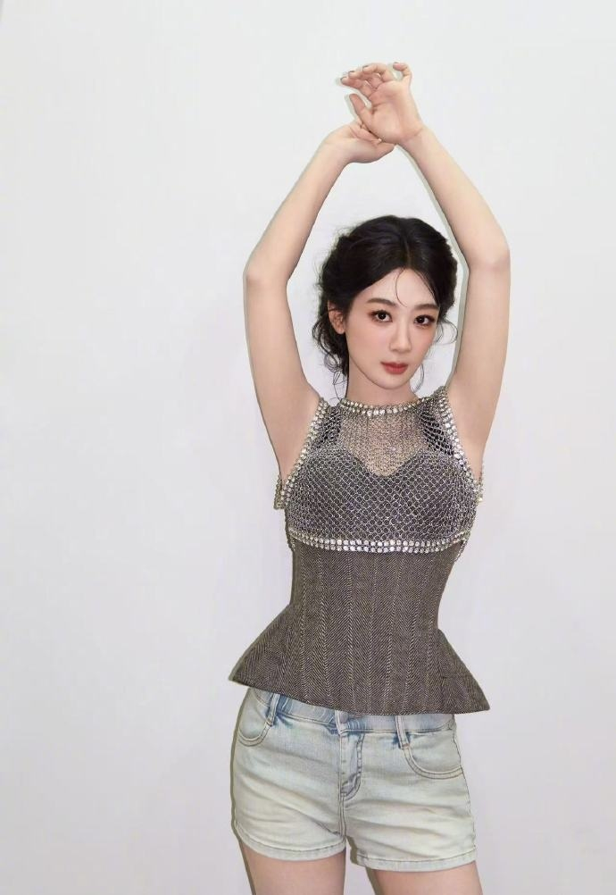 杨紫反季穿搭背心短裤营业照曝光