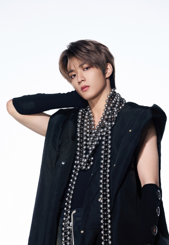 刘耀文新歌SAUCE花絮照曝光,银珠项链造型诠释机器人男友风