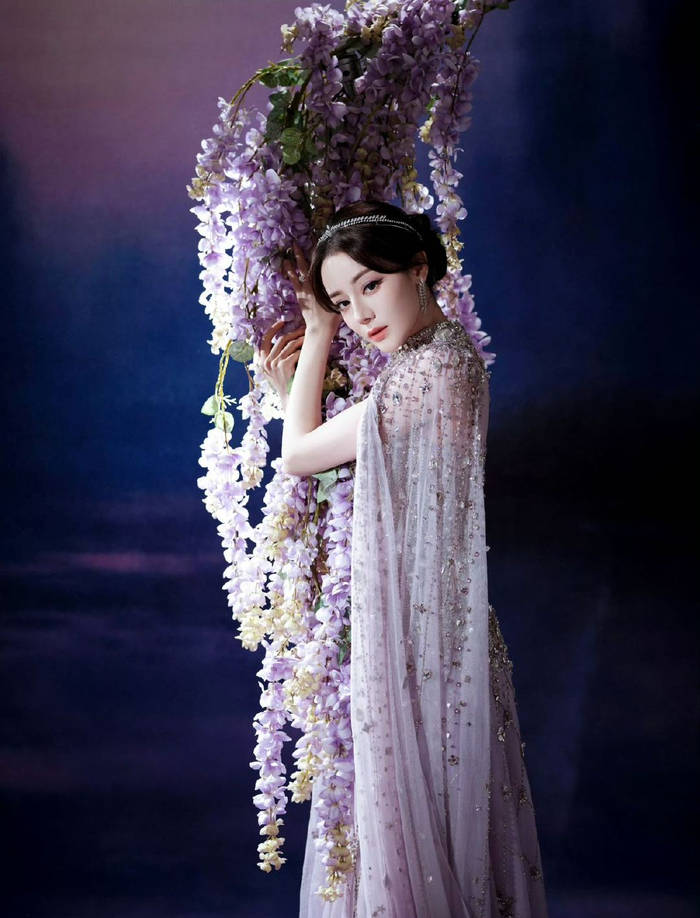 新浪娱乐2025惊艳面孔官宣，肖战杨幂张艺兴迪丽热巴易烊千玺入选