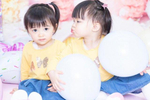 杨云晒双胞胎女儿吃橙子 欢欢乐乐戴围兜表情呆萌