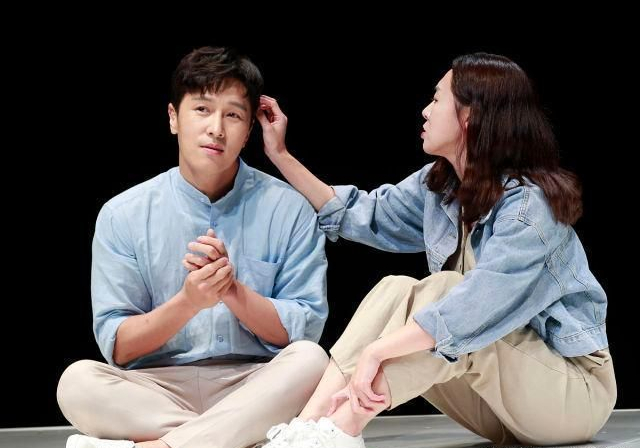 金东万表演舞台剧，展现清新浪漫风情！