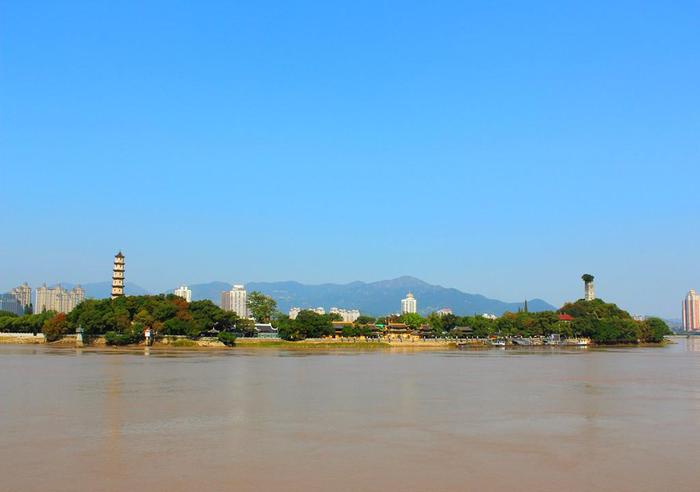 浙江一座岛屿，属中国四大名屿之一，岛屿中名胜古迹众多