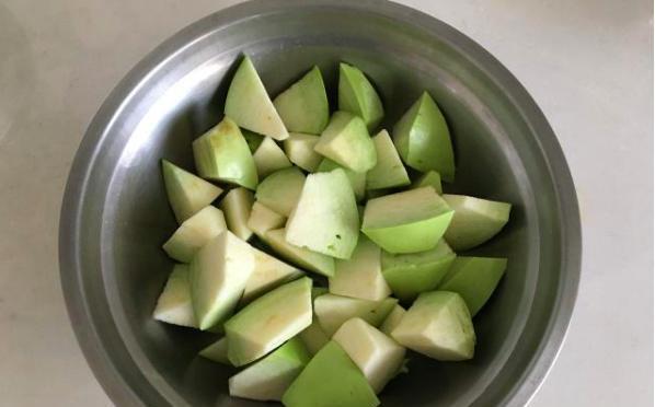 红烧茄子时总粘锅？我们这样做，保证你的红烧茄子Q弹嫩滑超下饭