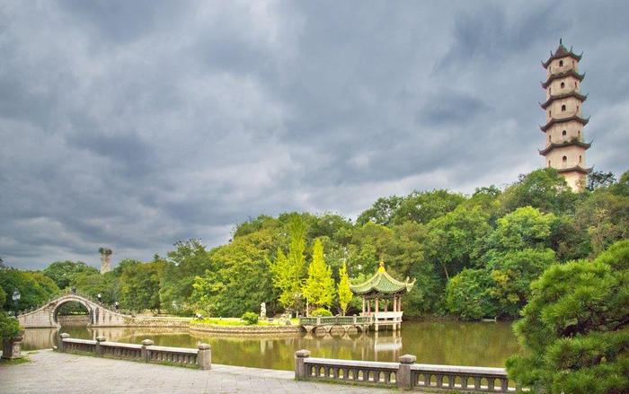 浙江一座岛屿，属中国四大名屿之一，岛屿中名胜古迹众多