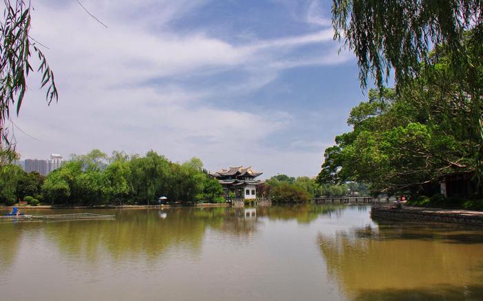 浙江一座岛屿，属中国四大名屿之一，岛屿中名胜古迹众多