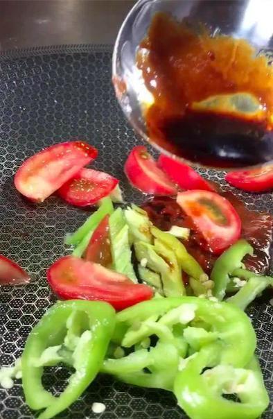 红烧茄子时总粘锅？我们这样做，保证你的红烧茄子Q弹嫩滑超下饭