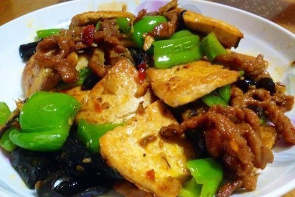 西贡水晶卷，陈皮雪梨大骨汤，家常烧豆腐，苦瓜炒鸭脯肉的做法