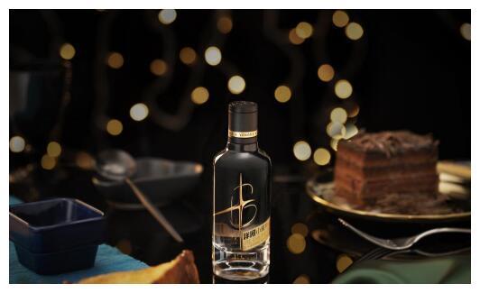 洋河小黑瓶惊艳上市 开启中国高端小瓶酒新时代