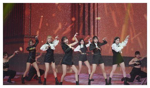 韩国人气女团，取消全球32个城市世界巡回演唱会，昨晚线上开唱