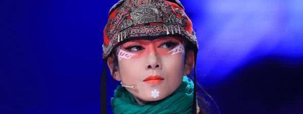 为何杨丽萍10年一直戴着帽子，以为是造型，摘下帽子后被吓到了！