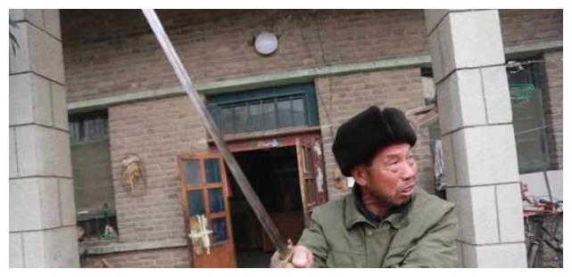 河南农民收藏了一把日本刀，日本人想高价买回被拒，只因刀上7字