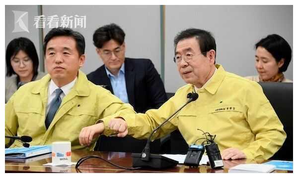 首尔代市长戴“谨吊”胸章发言 提到朴元淳哽咽