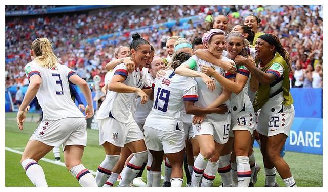 女足队员进球大方“脱衣”庆祝，全场震撼，国际足联为她改规则