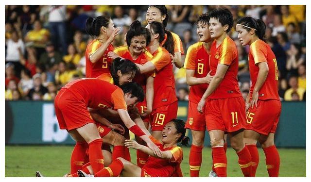女足队员进球大方“脱衣”庆祝，全场震撼，国际足联为她改规则
