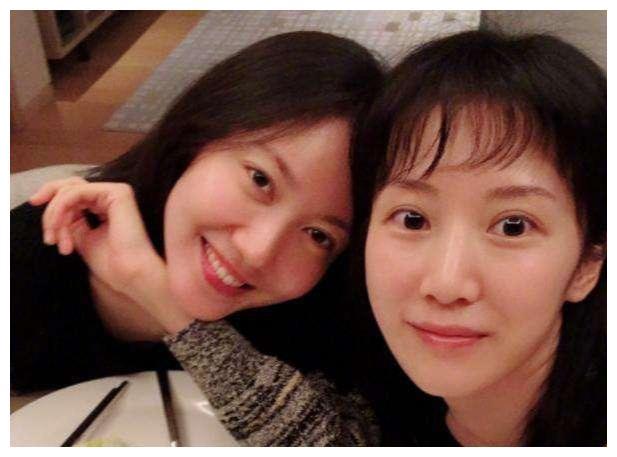 剧中为妯娌，剧外更是好姐妹，今李念儿女双全，她却“隐婚”多年