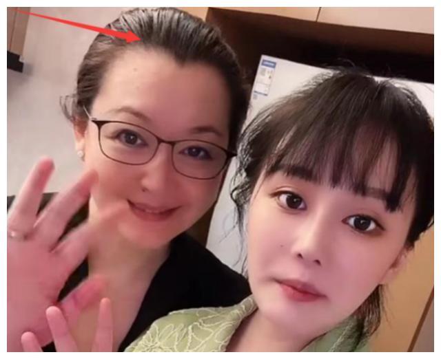 赵本山妻子近照罕曝光，素颜出镜状态似贵妇，与女儿同框似姐妹花