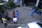 小混混仗人多叫嚣特警,我打的就是特警,下一秒被特警分分钟锤爆