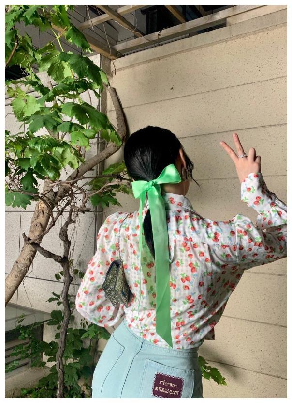 周洁琼穿搭有个性，拿荧光绿丝带为饰品，又学到一款仙气发型