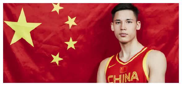 中国男篮混血球员！身高1米95，跳级入国青，母亲是俄罗斯美女