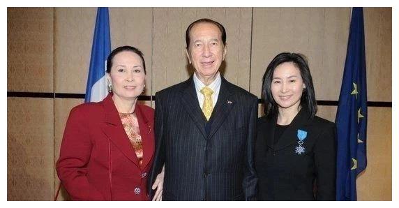 何鸿燊去世二太鲜露面，面色憔悴靠子女搀扶，长女何超琼主持大局