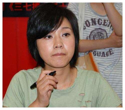 多情的闫妮：与前夫离婚后仍有来往，今49岁钟情于姐弟恋