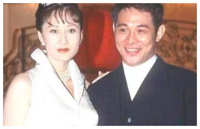 为冲喜结婚后又出轨，前妻住10年地下室，55岁的李连杰老成80岁