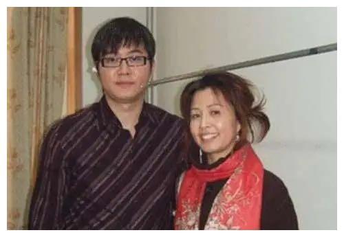 涂磊搭档赵川，踩着两任前妻的肩膀，娶得小16岁空姐后却逼她辞职