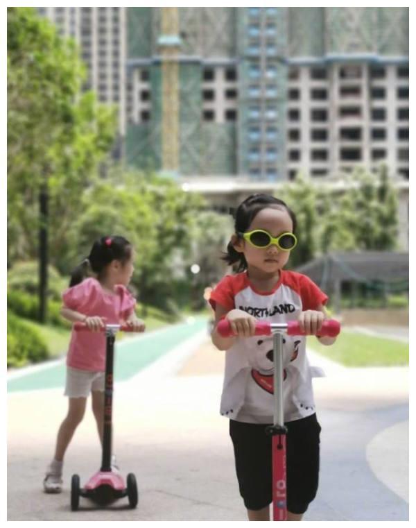 杨威带儿女骑车，杨阳洋戴妹妹墨镜耍酷，却被霸气侧漏的妹妹抢镜