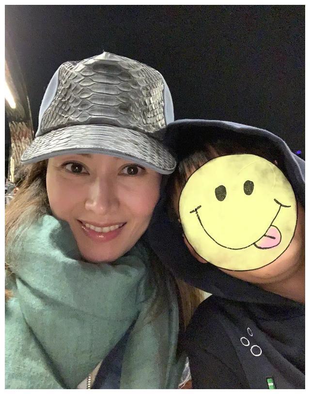 美女自拍丑三分，李嘉欣素颜跟她姐超像，关之琳这角度是在自黑吗