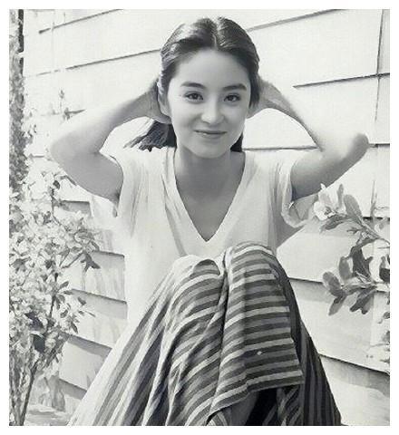 林青霞完全自带高级感，年轻时被称为“东南亚第一美女”实至名归
