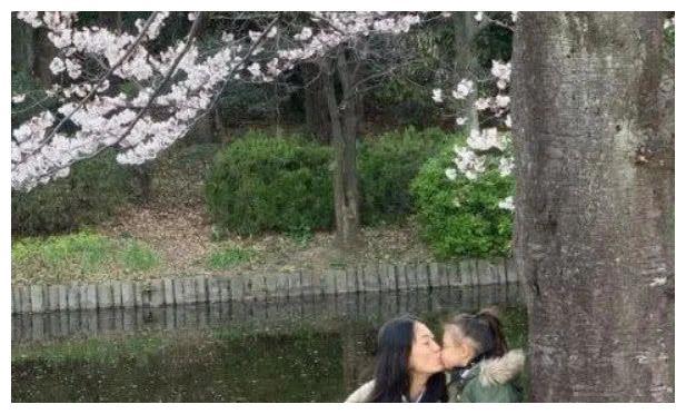 陈冠希晒妻女照片，一家三口同游日本，母女俩亲吻好不温馨