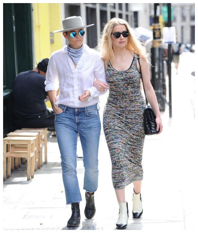 艾梅柏·希尔德（Amber Heard）和她的女朋友在伦敦