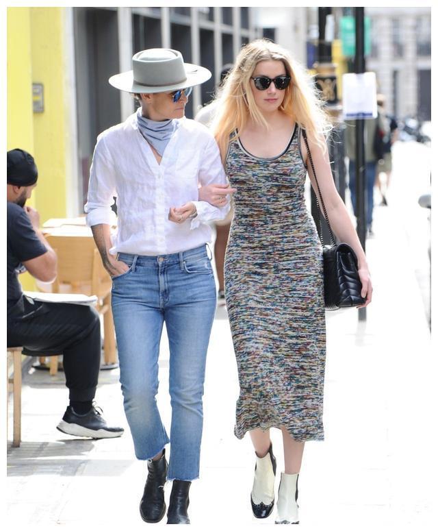 艾梅柏·希尔德（Amber Heard）和她的女朋友在伦敦
