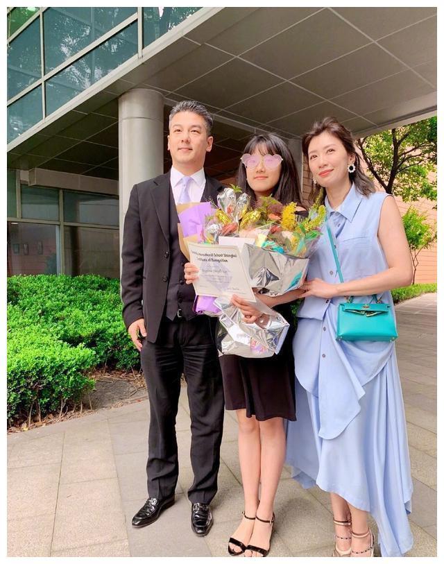 她嫁给了贾静雯的前夫，结婚4年不生孩子，对继女梧桐妹也很冷淡