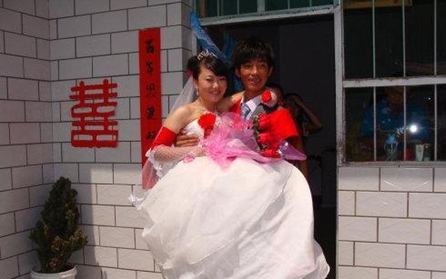 女孩车祸变残疾，丈夫毅然决然离婚，女孩净身出户，丈夫回家傻了