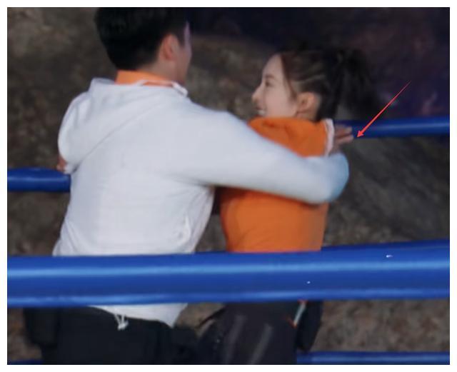 郑恺抱着李沁撕她名牌，谁注意他的手放哪了？这是对老婆最大尊重